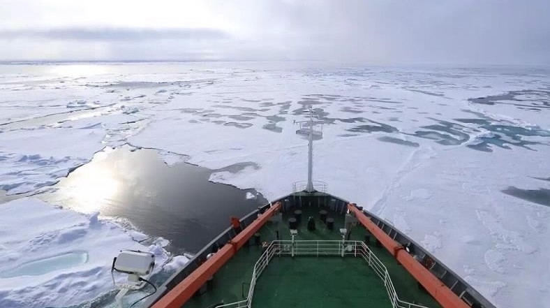 Chinese scientists conduct researches on the ice of the Arctic. [Photo: CCTV]